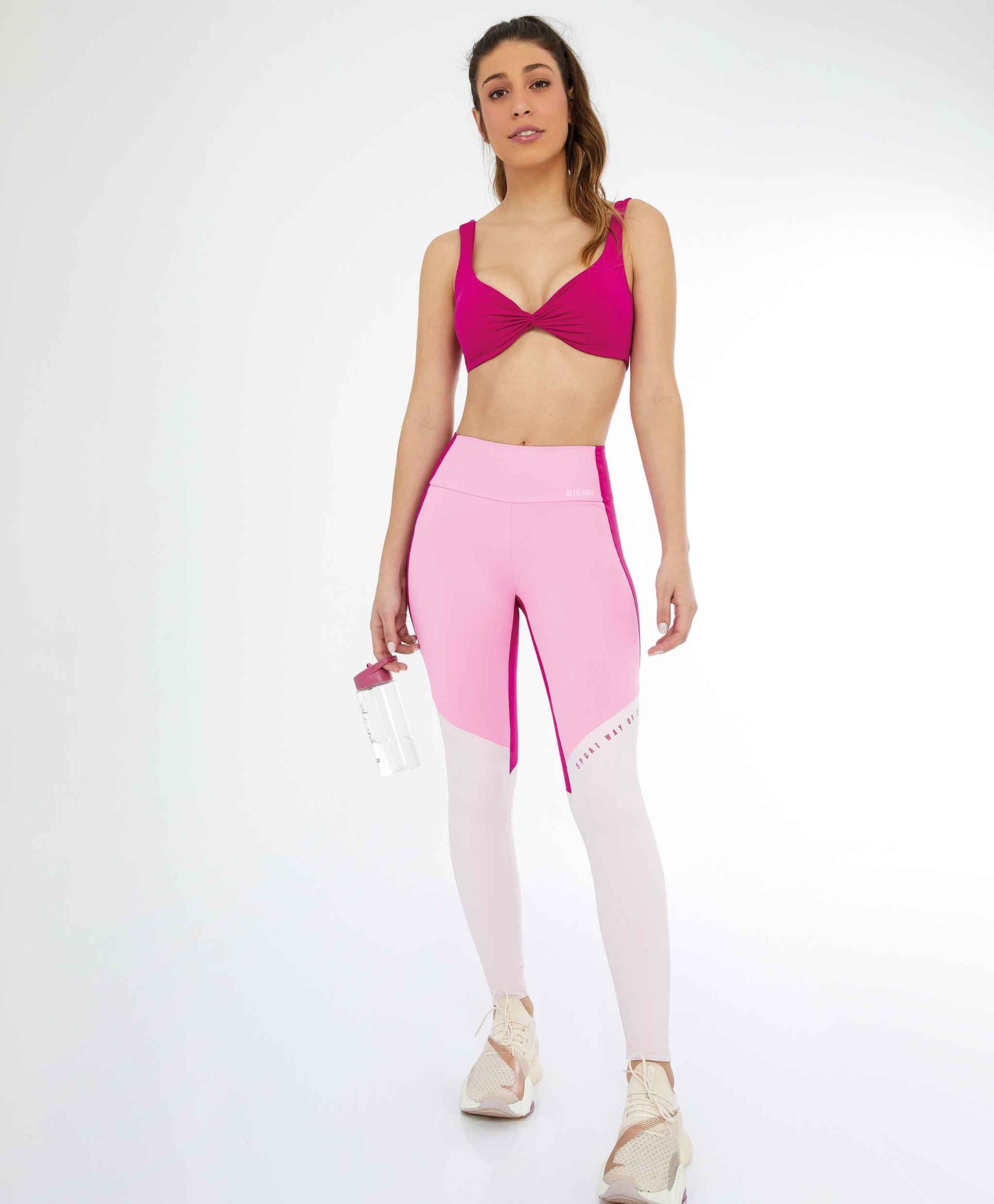 Спортивный бюстгальтер HALTA YOGA – двусторонний спереди и сзади.