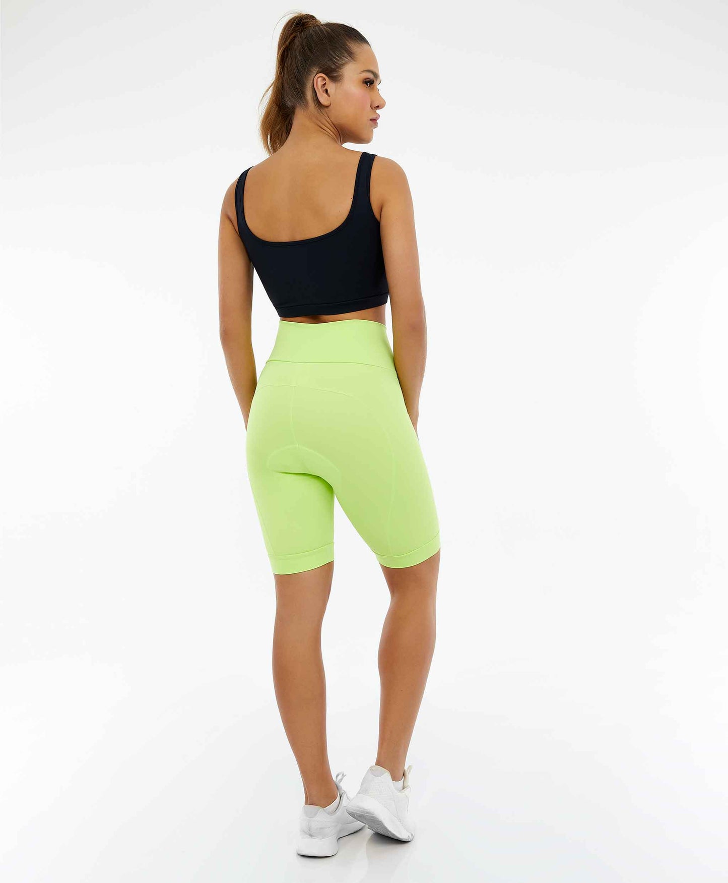 Femme de dos portant un bermuda renforcé de vélo vert anis